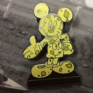 NEW Disney Mickey Pin
